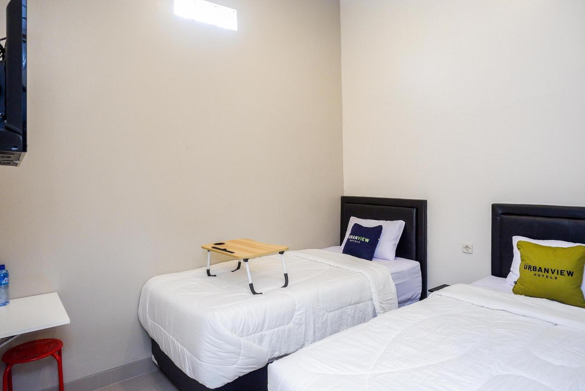 Urbanview Hotel Near Alun Alun Tegal Экстерьер фото
