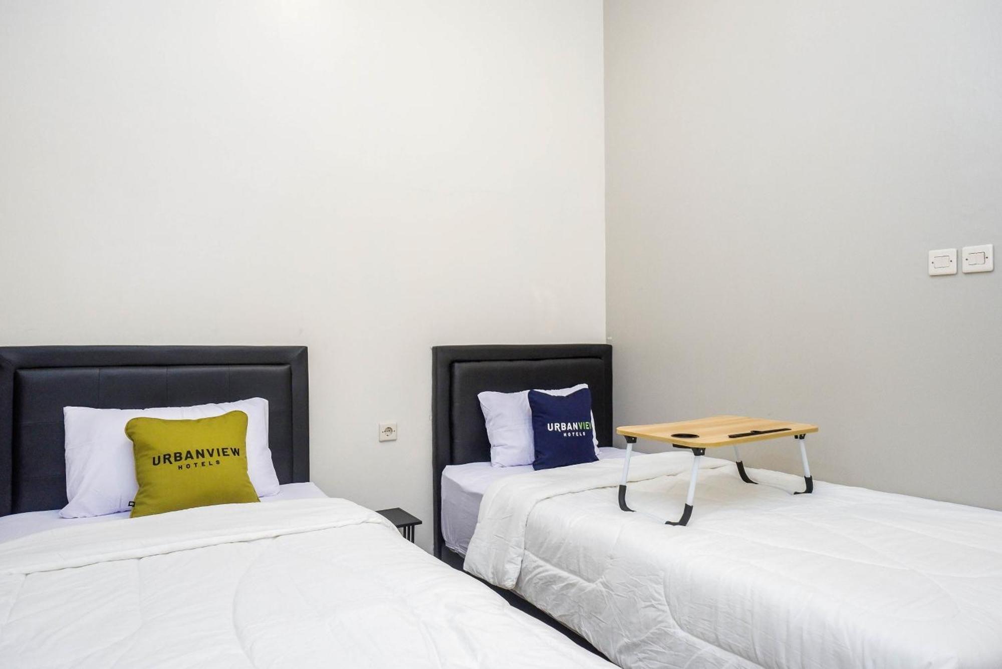 Urbanview Hotel Near Alun Alun Tegal Экстерьер фото