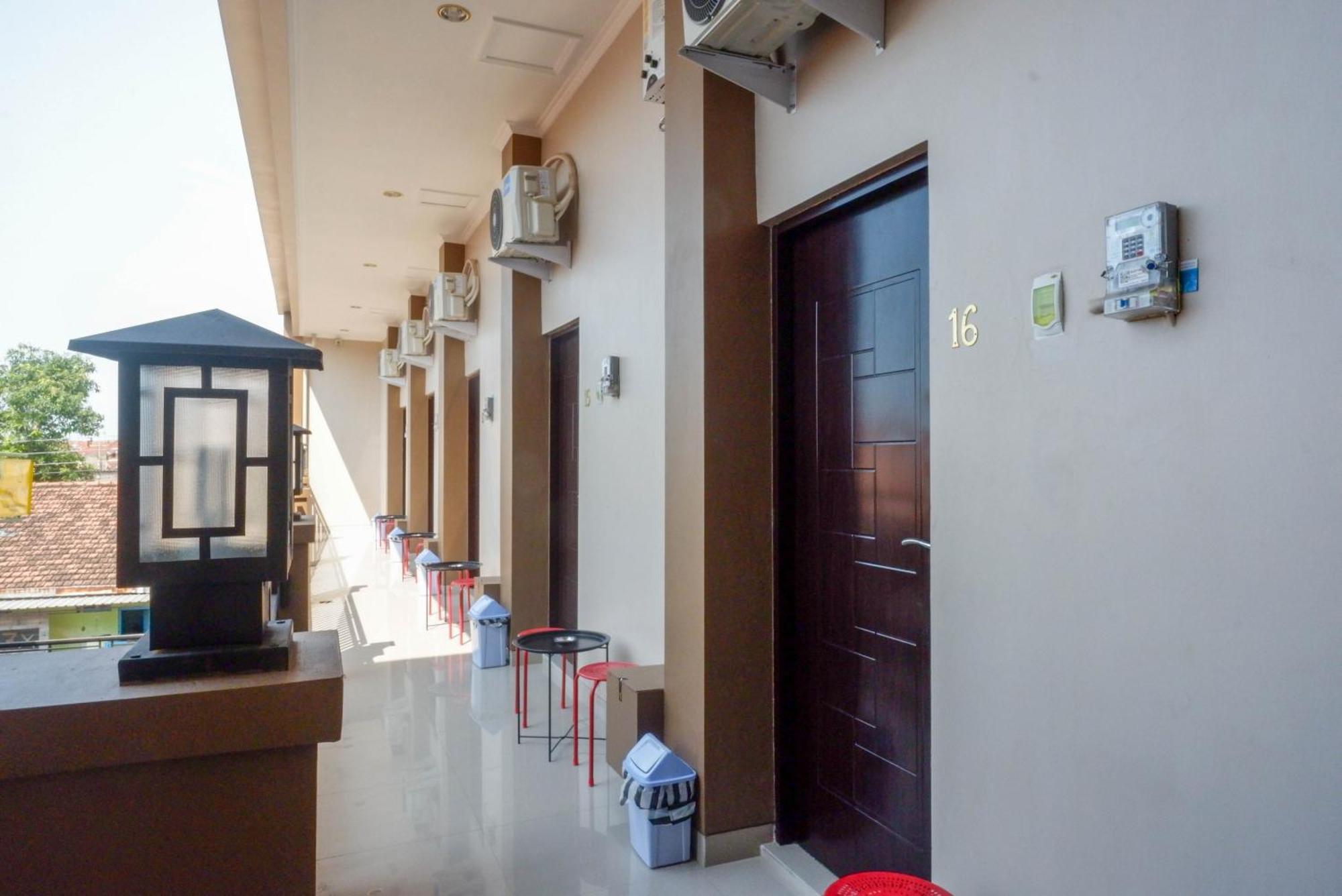 Urbanview Hotel Near Alun Alun Tegal Экстерьер фото