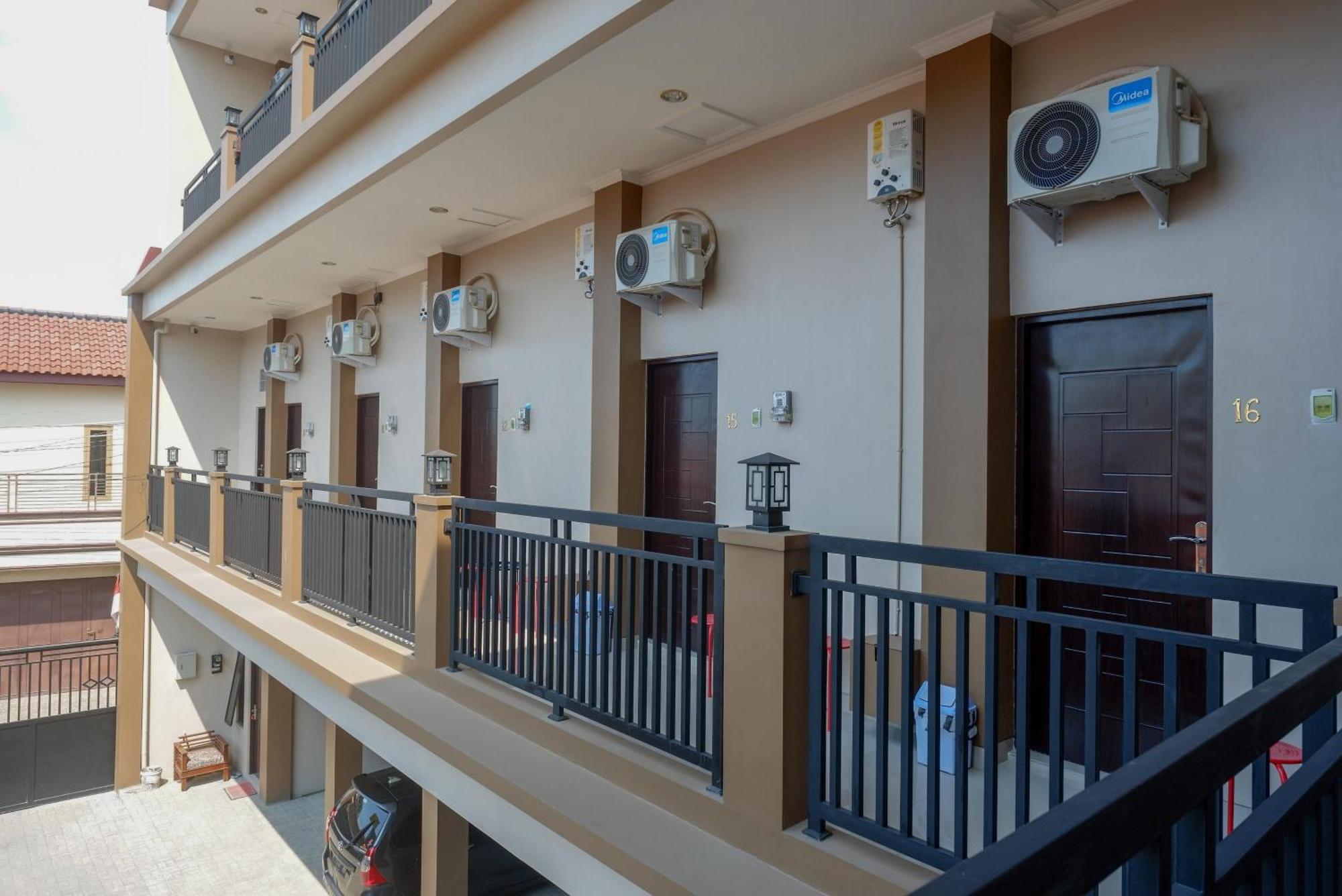 Urbanview Hotel Near Alun Alun Tegal Тегал Экстерьер фото